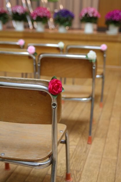 卒業式会場の椅子に飾られた花の様子