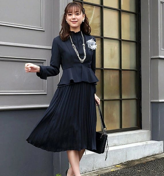 ネイビープリーツワンピースの卒業式入学式ママセレモニースーツ