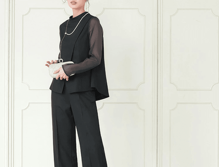 シアー袖トップスとパンツのママ向けフォーマルセットアップ