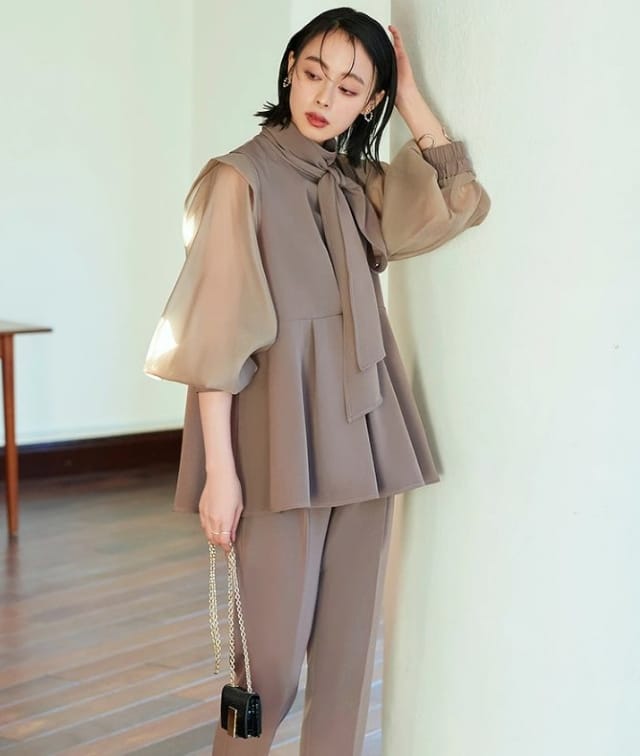 ボウタイとシアー袖が特徴のベージュセットアップコーデ