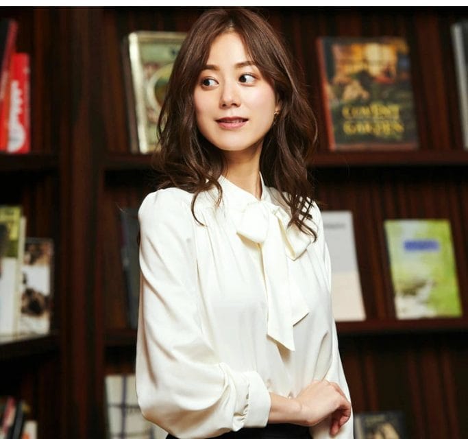 白のボウタイブラウスで上品に見せるママのフォーマルスタイル