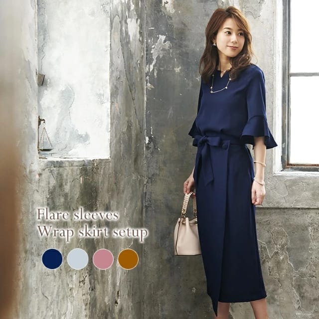 フレア袖とラップスカートが特徴のネイビーセットアップ