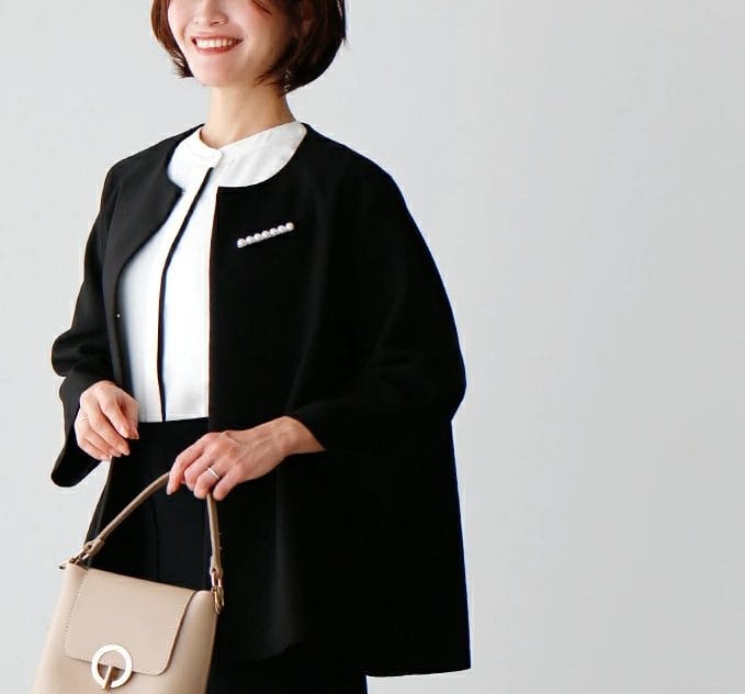 ネイビージャケットにブローチを合わせたママのフォーマルコーデ