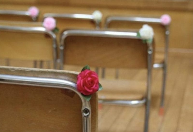 卒業式の椅子に飾られたコサージュのイメージ