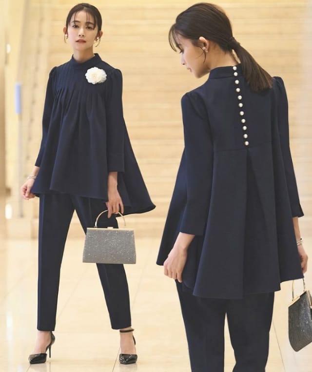 バックパールデザインが特徴のネイビーフォーマルセットアップ