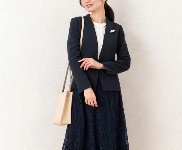 ネイビージャケットとレーススカートを合わせたママのフォーマルコーデ