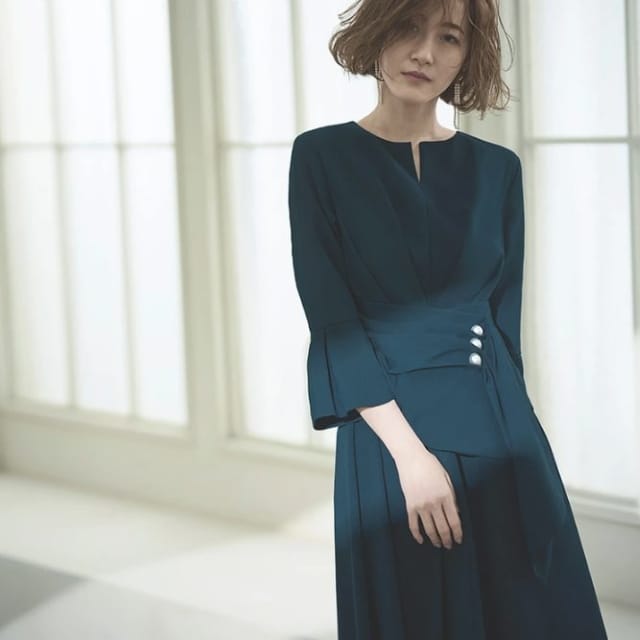 ウエストボタンデザインが特徴のネイビーワンピース