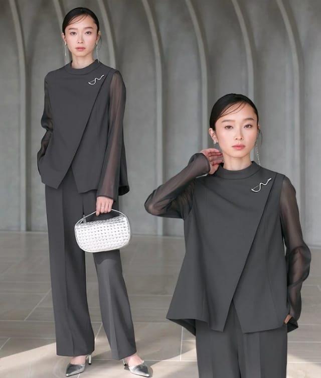 シアー袖とレイヤードデザインのグレーフォーマルセットアップ