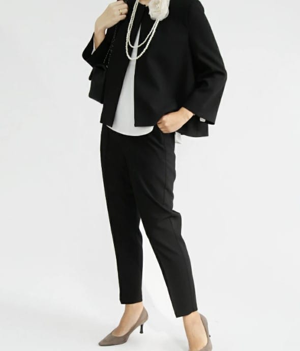 卒業式・入学式に着られるAラインジャケットの黒パンツスーツコーデ