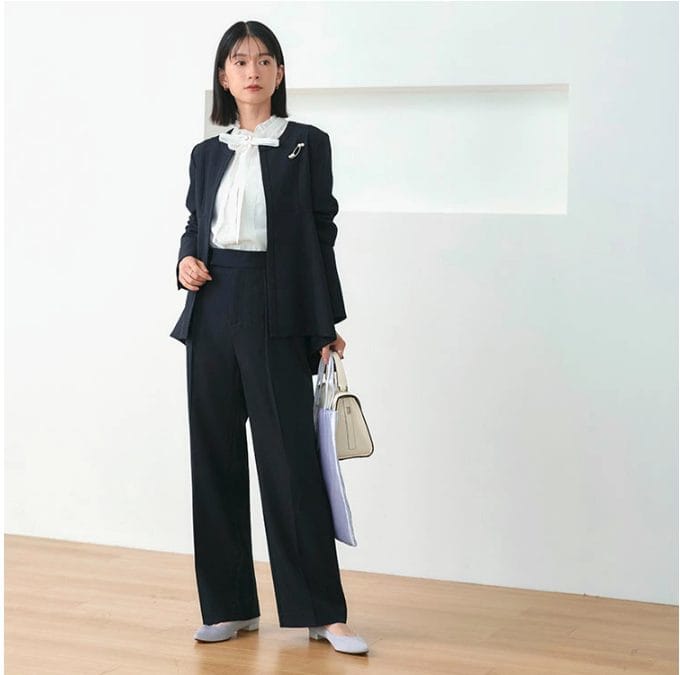 卒業式・入学式に着られるノーカラージャケットとセミフレアパンツの美シルエット黒パンツスーツ
