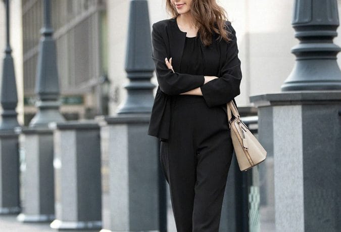 卒業式・入学式におすすめのノーカラージャケットとセミフレアパンツの黒スーツ