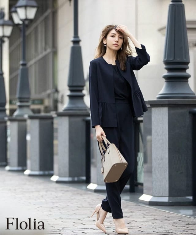 卒業式・入学式におすすめの女性らしいペプラムデザインの黒パンツスーツコーデ