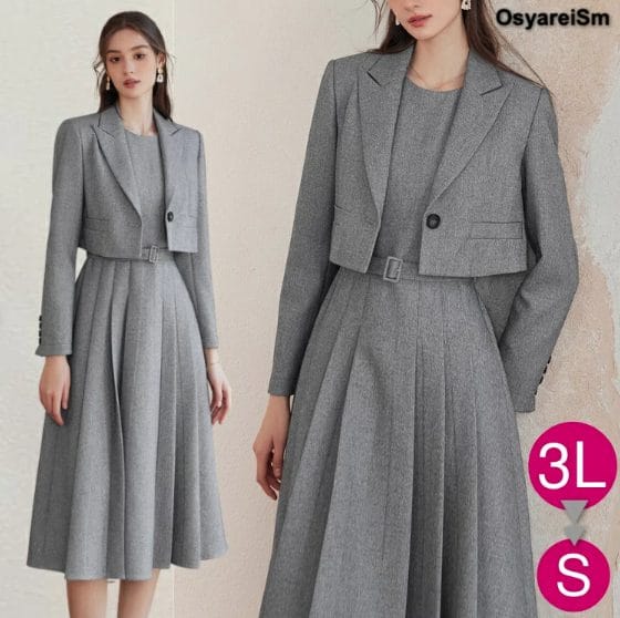 グレーのジャケットとワンピースのセットアップを着た女性のセレモニースーツコーデでサイズ展開がSから3Lまであることが分かる画像