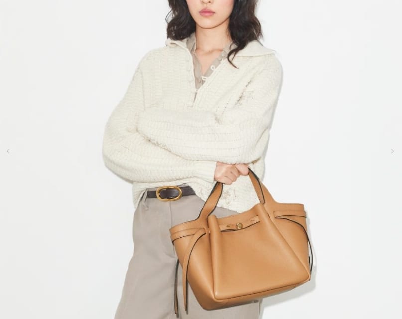 40代ママのきれいめコーデに合うキャメルカラーのブランドバッグ