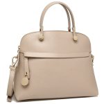 卒業式・入学式にぴったりなフルラ（FURLA）のパイパーMサイズ ベージュ。上品で優しい印象のフォーマルバッグ。