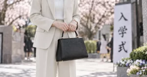 入学式にブランドバッグを持つ女性の様子