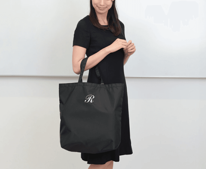 卒業式・入学式に使える黒のフォーマルサブバッグを持つ女性