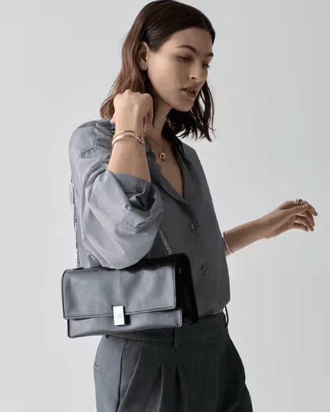 授業参観や入学式に使える黒のショルダータイプのブランドバッグ