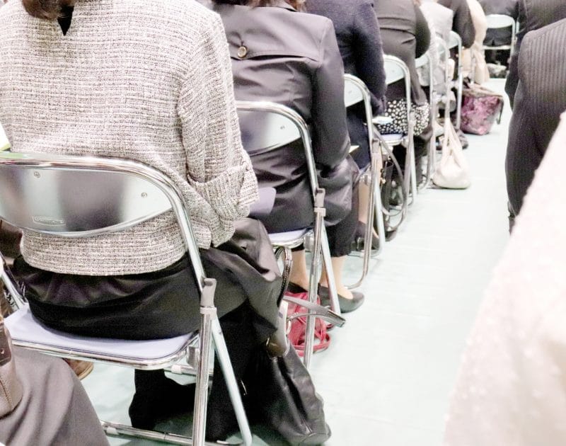 卒業式で着席するママの服装コーディネート後ろ姿