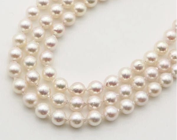 パールネックレスの重ね付けアレンジ