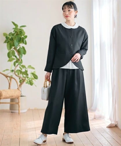 ワイドパンツのナチュラル系3点セットスーツを着た女性のセレモニーコーデ（ジャケット・ブラウス・パンツ）