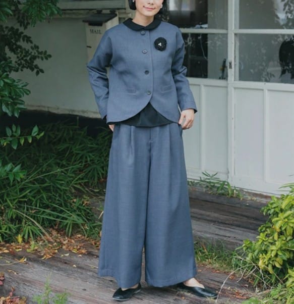 ナチュラルフォーマルのワイドパンツスーツを着たママの卒園式・入学式コーデ