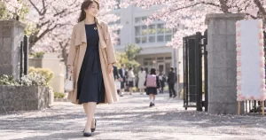 入園式・入学式にスプリングコートで向かうママ