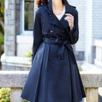 卒園式・卒業式にぴったりなネイビーのトレンチコートを着た女性のフォーマルスタイル