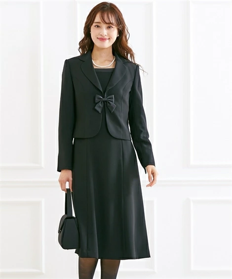 リボン付きジャケットの喪服アンサンブルを着た女性（微笑みのコーディネート）