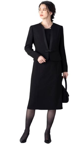 シンプルで上品な黒のペプラムジャケット喪服アンサンブルを着た女性