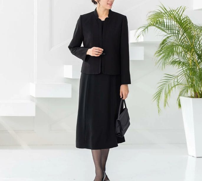 30代女性向け黒のワンピースアンサンブル喪服｜ノーカラージャケットとロング丈ワンピースの上品なブラックフォーマル