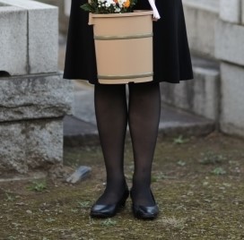 黒いストッキングにローヒールを合わせた喪服コーデ