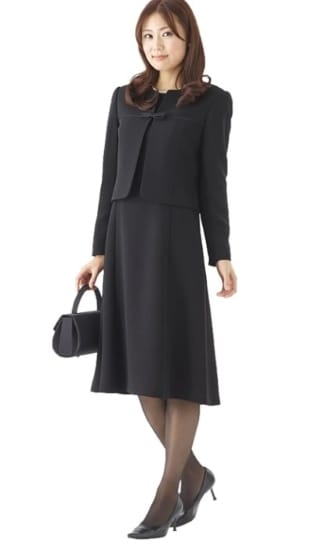 MONOIRAラインワンピーススーツ喪服｜体型カバー効果のある40代向けブラックフォーマル