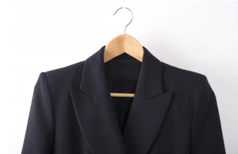 黒の喪服ジャケットをハンガーにかけたシンプルなブラックフォーマルイメージ