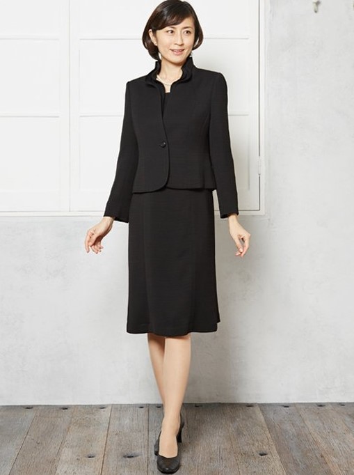 シンプルで上品な黒の喪服アンサンブルスーツ