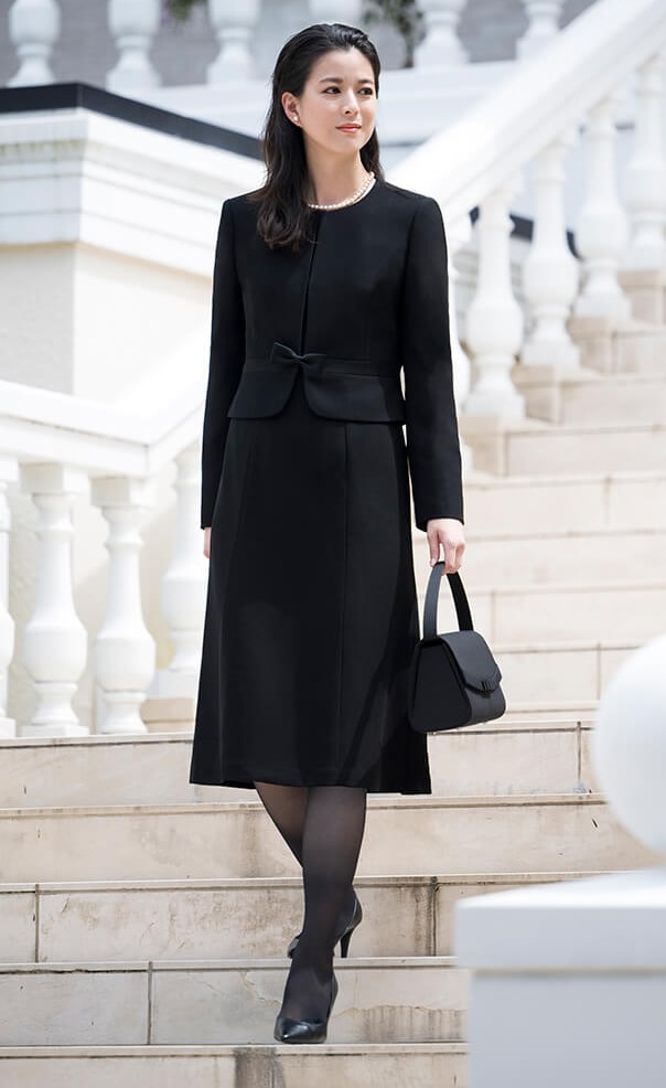屋外で着用する黒のフォーマル喪服スタイル