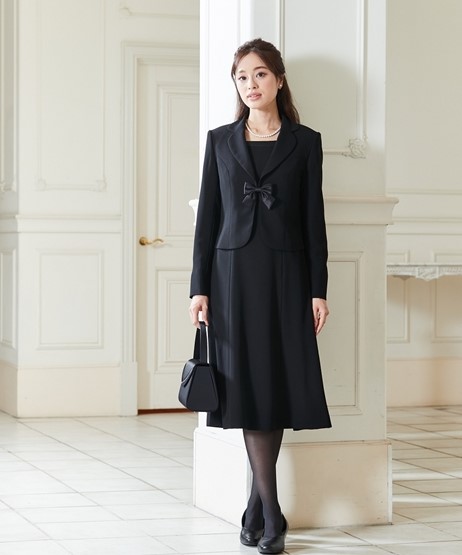 リボン付きジャケットの女性用喪服アンサンブル