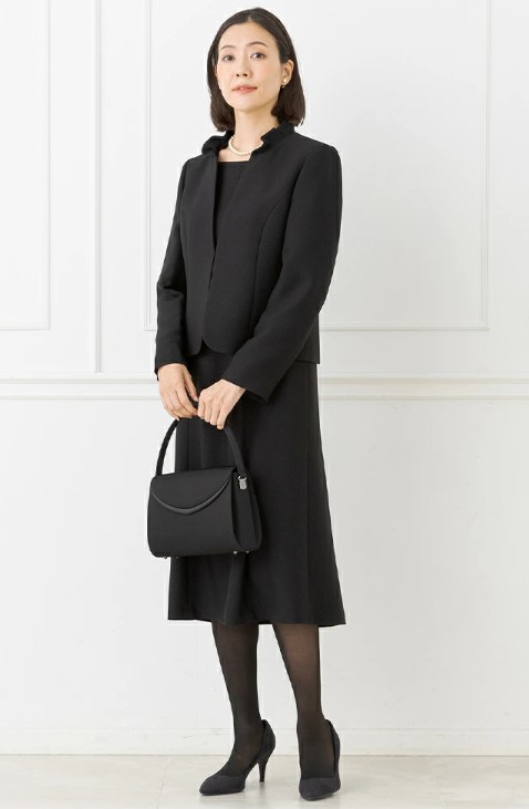 立ち襟ジャケットのエレガントな喪服アンサンブル