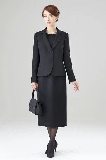 テーラードジャケットのフォーマル喪服スタイル