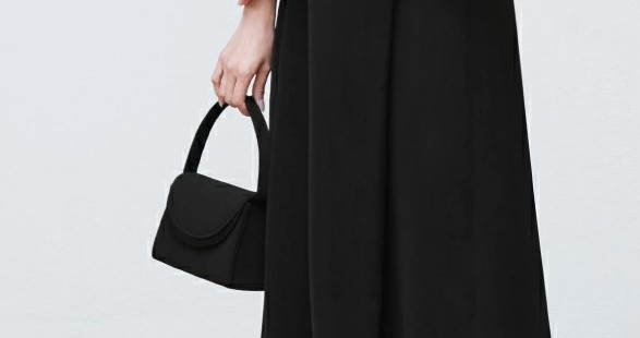 シンプルな黒バッグを持つ女性の手元 喪服コーデの小物イメージ