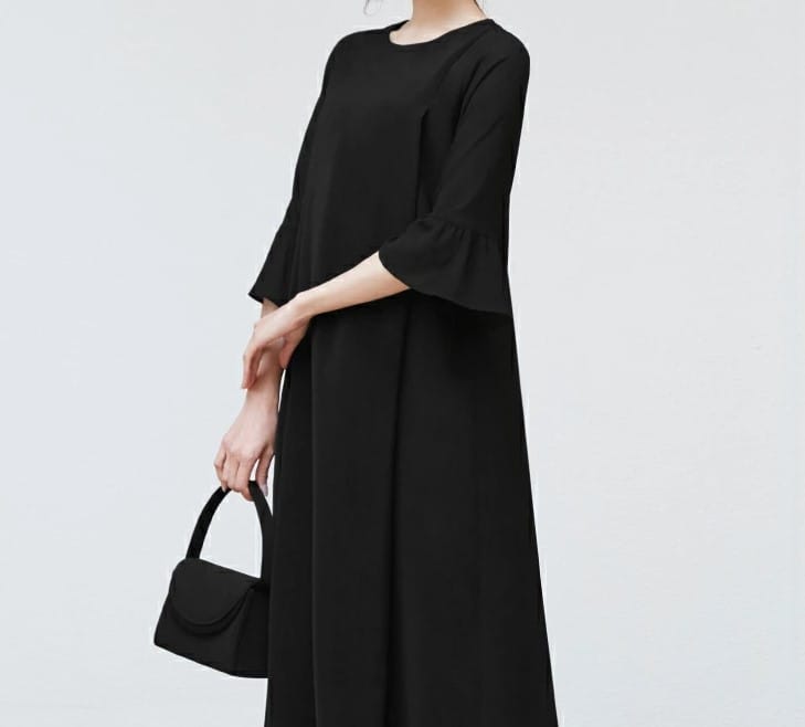袖フレアデザインのブラックフォーマルマタニティワンピースを正面から見たイメージ写真。