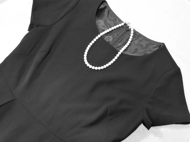 喪服用ブラックフォーマルワンピースの襟元と生地感が分かるアップ写真。