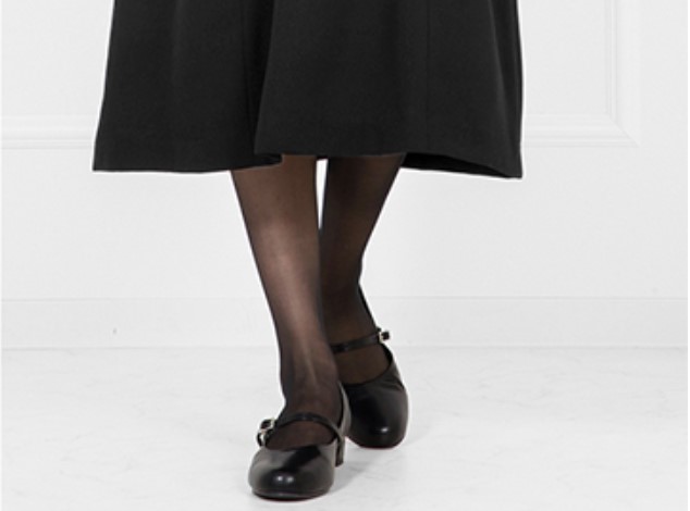 黒のシンプルなパンプスを履いた女性の足元 喪服マナーに合う靴