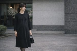 妊娠中でも着られるマタニティ喪服を着用した女性