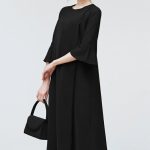 黒いフォーマルワンピースを着た女性　お葬式やお宮参りにも使える上品なマタニティ喪服