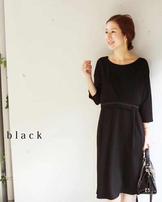 お宮参りにも使えるMilk teaの授乳対応マタニティフォーマルワンピース着用イメージ。