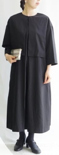 ナチュラルな印象のブラックアンサンブルワンピース　シンプルで上品な喪服コーデ