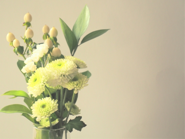 白とグリーンのナチュラルなお供え花 優しい印象の仏花イメージ