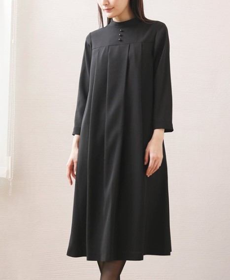黒のプリーツ入りワンピース喪服 シンプルで動きやすいナチュラルフォーマルスタイル