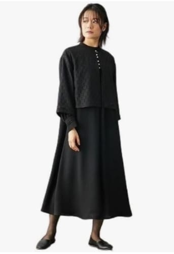 レースジャケット付きナチュラルフォーマルワンピースを着た女性　上品で落ち着いた喪服スタイル